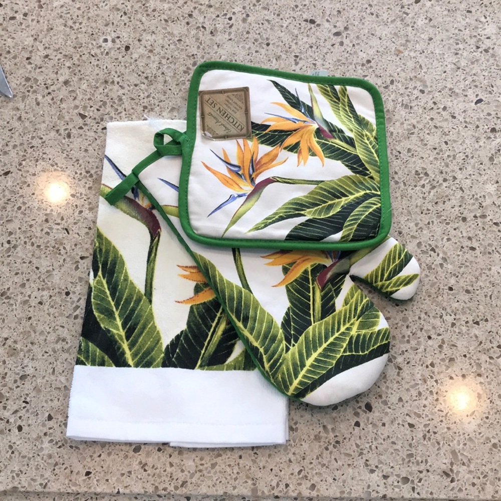 New Hawaiian 3 pc kitchen set. Hot pads and towel.